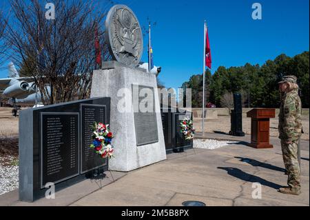 ÉTATS-UNIS Le colonel de la Force aérienne, Angela Ochoa, commandant de l'escadre du transport aérien 19th, salue lors d'une cérémonie de pose de couronne à la base aérienne de Little Rock, Arkansas, le 18 février 2022. Après la pose des couronnes, un membre de la Garde d'honneur de l'AFB de Little Rock a joué des Tarps pour honorer le défunt. Banque D'Images