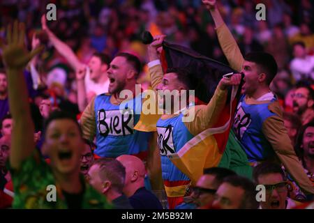 Alexandra Palace, Londres, Royaume-Uni. 27th décembre 2022. 2022/23 PDC Cazoo World Darts Championships Day 10 session en soirée; Darts fans en costume fantaisie crédit: Action plus Sports/Alamy Live News Banque D'Images