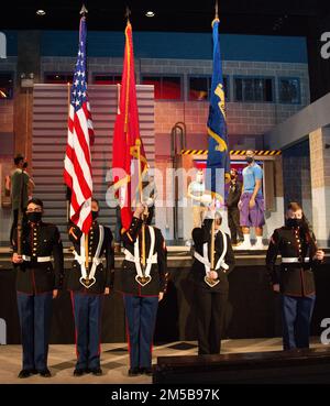 Les membres du détachement du corps des Marines Newport Color Guard et les élèves de l’école des officiers candidats (OCS) de la base navale de Newport, Rhode Island, répètent avant leur représentation au Providence Performing Arts Centre (PPAC) le soir d’ouverture d’un « officier et un homme », le 18 février. Le PPAC est un lieu de classe mondiale de 3100 places situé au cœur du quartier des arts et des divertissements de Providence; c'est le deuxième plus grand théâtre du genre au pays. Banque D'Images