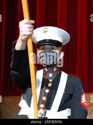 NEWPORT, RHODE ISLAND (18 février 2022) le Sgt Joseph Harding, membre du détachement de la Marine corps de Newport Color Guard de la base navale de Newport, Rhode Island, se produit au Providence Performing Arts Centre (PPAC) le soir d’ouverture de « un officier et un gentleman », le 18 février. Le PPAC est un lieu de classe mondiale de 3100 places situé au cœur du quartier des arts et des divertissements de Providence; c'est le deuxième plus grand théâtre du genre au pays. Banque D'Images