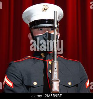NEWPORT, RHODE ISLAND (Le 18 février 2022) le caporal Ryan Morgan, membre du détachement de la Marine corps Newport Color Guard de la base navale de Newport, Rhode Island, se produit au Providence Performing Arts Centre (PPAC) le soir de l’ouverture de « un officier et un gentleman », le 18 février. Le PPAC est un lieu de classe mondiale de 3100 places situé au cœur du quartier des arts et des divertissements de Providence; c'est le deuxième plus grand théâtre du genre au pays. Banque D'Images