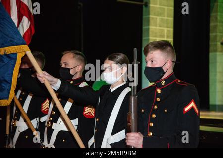 NEWPORT, RHODE ISLAND (18 février 2022) les membres du détachement du corps des Marines Newport Color Guard et les élèves de l’École des officiers candidats (OCS) de la base navale de Newport, Rhode Island, répètent avant leur exécution au Providence Performing Arts Centre (PPAC) le soir d’ouverture d’un « officier et un gentleman », le 18 février. Le PPAC est un lieu de classe mondiale de 3100 places situé au cœur du quartier des arts et des divertissements de Providence; c'est le deuxième plus grand théâtre du genre au pays. Banque D'Images