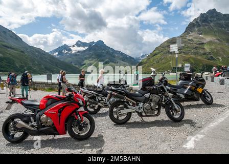 Vue panoramique générale des motards au réservoir de Bielerhöhe Stausee également connu sous le nom de Silvretta See, sur la route de Silvretta Hochalpenstrasse dans les Alpes de Silvretta du Tyrol autrichien Banque D'Images