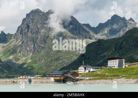 Vue panoramique générale sur le réservoir de Bielerhöhe Stausee également connu sous le nom de Silvretta See, sur la route de Silvretta Hochalpenstrasse dans les Alpes de Silvretta du Tyrol autrichien Banque D'Images