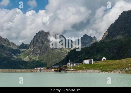 Vue panoramique générale sur le réservoir de Bielerhöhe Stausee également connu sous le nom de Silvretta See, sur la route de Silvretta Hochalpenstrasse dans les Alpes de Silvretta du Tyrol autrichien Banque D'Images