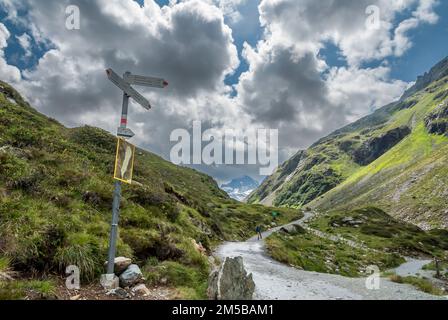 Vue panoramique générale près du réservoir de Bielerhöhe Stausee en route vers le refuge de montagne Wiesbadener Hut avec le célèbre pic de Piz Buin 3312m au loin, l'un des plus hauts sommets des Alpes Silvretta du Tyrol autrichien Banque D'Images