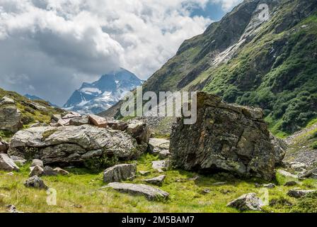 Vue panoramique générale près du réservoir de Bielerhöhe Stausee en route vers le refuge de montagne Wiesbadener Hut avec le célèbre pic de Piz Buin 3312m au loin, l'un des plus hauts sommets des Alpes Silvretta du Tyrol autrichien Banque D'Images