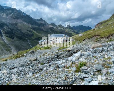 L'image est celle du club alpin allemand DAV Sektion Wiesbaden, propriété de Wiesbadener Hut dans le groupe des Alpes Silvretta, au-dessus du réservoir Bielerhoehe Stausee dans le Tyrol autrichien. La cabane est fréquemment utilisée pour les grimpeurs qui souhaitent grimper à Piz Buin, ou les sommets adjacents de la corne de Silvretta ou de Dreilander Spitze Banque D'Images