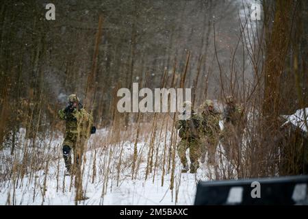 Une équipe de 926th étudiants de l'escadron des défenseurs des Forces de sécurité et du cours de leadership de la Défense intégrée prend assaut sur un poste de force adverse lors d'un exercice au Centre d'instruction militaire conjoint du Camp James A. Garfield, le 18 février 2022. Les défenseurs ont récupéré des composants critiques et des armes simulés pendant l'assaut. IDLC est une expérience d'apprentissage pratique intense, de deux semaines, conçue pour aider les défenseurs des réserves à atteindre et maintenir leur niveau de préparation au combat. Il est basé à Youngstown Air Reserve Station, Ohio. (É.-U. Photo de la Force aérienne/Tech. Sgt Jeffrey Grossi) Banque D'Images