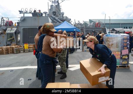 OCÉAN PACIFIQUE (18 février 2022) des marins reçoivent des magasins à bord du destroyer à missiles guidés de classe Arleigh Burke USS Fitzgerald (DDG 62). Fitzgerald est sur un déploiement prévu dans la zone d'exploitation de la flotte américaine 7th afin d'améliorer l'interopérabilité avec les alliances et les partenariats tout en servant de force de réaction prête à l'emploi pour soutenir une région libre et ouverte d'Indo-Pacifique. Banque D'Images