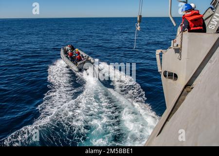 OCÉAN PACIFIQUE (18 février 2022) – Un bateau gonflable à coque rigide (RRHIB) est lancé à partir du navire de combat littoral Independence-variant USS Montgomery (LCS 8) pendant les opérations courantes en cours dans le Pacifique oriental. La LCS est une plate-forme rapide, agile et axée sur les missions, conçue pour fonctionner dans des environnements proches du littoral, qui permet de lutter contre les menaces côtières de 21st siècles. LCS est capable de soutenir la présence directe, la sécurité maritime, le contrôle maritime et la dissuasion. Banque D'Images