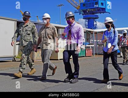 BASE CONJOINTE PEARL HARBOUR-HICKHAM, Hawaï (18 février 2022) – Capitaine Richard Jones, commandant du chantier naval, Représentant Ed case, premier district d’Hawaï, M. Chad Nakamoto, Le directeur des installations de production et de l'équipement de l'usine, et Joanna Victorino, PMO du SIOP, discutent des plans et des projets futurs concernant le chantier naval de Pearl Harbor et l'installation d'entretien intermédiaire. Banque D'Images