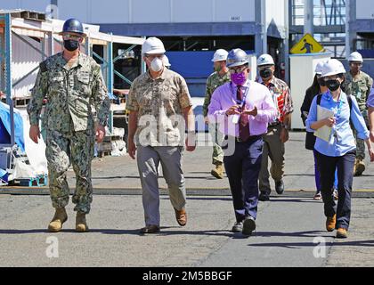 BASE CONJOINTE PEARL HARBOUR-HICKHAM, Hawaï (18 février 2022) – Capitaine Richard Jones, commandant du chantier naval, Représentant Ed case, premier district d’Hawaï, M. Chad Nakamoto, Le directeur des installations de production et de l'équipement de l'usine, et Joanna Victorino, PMO du SIOP, discutent des plans et des projets futurs concernant le chantier naval de Pearl Harbor et l'installation d'entretien intermédiaire. Banque D'Images