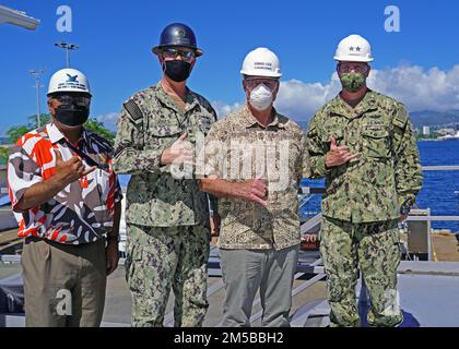 BASE CONJOINTE PEARL HARBOR-HICKHAM, Hawaï (18 février 2022) – M. John Ornellas, responsable principal du service civil et du génie nucléaire et de la planification, capitaine Richard Jones, commandant du chantier naval, représentant Ed case, premier district d'Hawaï, Et le doyen de la RADM VanderLey, commandant de NAVFAC Pacific, posent pour une photo au chantier naval de Pearl Harbor et à l'installation de maintenance intermédiaire après avoir discuté du Programme d'optimisation de l'infrastructure du chantier naval (SIOP). SIOP améliorera l'efficacité nécessaire dans l'ensemble des États-Unis Les quatre chantiers navals publics de la Marine pour s’assurer que la flotte est prête à soutenir les navires nationaux du pays Banque D'Images