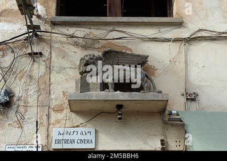 Lion de Saint Marc sur la façade du cinéma Impero à Asmara Banque D'Images