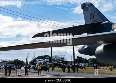 Des aviateurs de la 2nd Bombb Wing et de l'équipe de maintenance du dépôt expéditionnaire 76th déplacent un danseur B-1B à la retraite à son nouvel emplacement au Barksdale Global Power Museum le 19 février 2022. Dix escadrons de la base ont coordonné le déplacement de huit heures. Banque D'Images