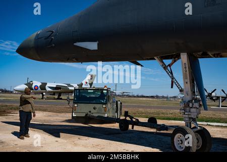 Tech. Le Sgt Samuel Carr, 76th Chef de l'équipe de maintenance du dépôt expéditionnaire, dirige un danseur B-1B à la retraite vers son nouveau lieu au Barksdale Global Power Museum le 19 février 2022. L'équipe de maintenance du dépôt expéditionnaire de 76th s'est rendue de la base aérienne de Tinker, en Oklahoma, pour aider à transporter le B-1 de la ligne aérienne au musée. Banque D'Images