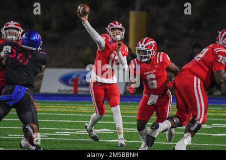 Mater Dei Monarchs Quarterback Elijah Brown (12) lors d'un match de football de l'école secondaire contre Los Alamitos le vendredi 18 novembre 2022, à Santa Ana, Calif Banque D'Images