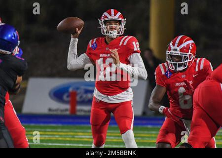 Mater Dei Monarchs Quarterback Elijah Brown (12) lors d'un match de football de l'école secondaire contre Los Alamitos le vendredi 18 novembre 2022, à Santa Ana, Calif Banque D'Images