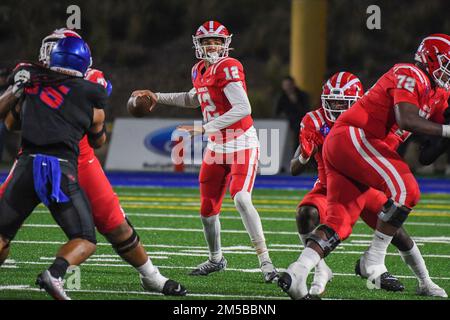 Mater Dei Monarchs Quarterback Elijah Brown (12) lors d'un match de football de l'école secondaire contre Los Alamitos le vendredi 18 novembre 2022, à Santa Ana, Calif Banque D'Images