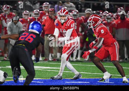 Mater Dei Monarchs Quarterback Elijah Brown (12) lors d'un match de football de l'école secondaire contre Los Alamitos le vendredi 18 novembre 2022, à Santa Ana, Calif Banque D'Images