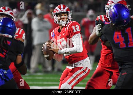 Mater Dei Monarchs Quarterback Elijah Brown (12) lors d'un match de football de l'école secondaire contre Los Alamitos le vendredi 18 novembre 2022, à Santa Ana, Calif Banque D'Images