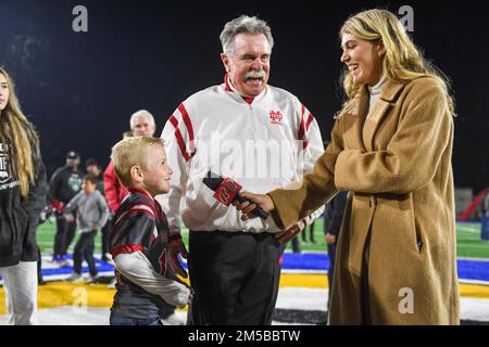 Bruce Rollinson (au centre) et le petit-fils Matthew Rollinson (à gauche), monarchs du Mater Dei, sont des interviews de la journaliste Anna Connelly afte de Bally Sports Banque D'Images