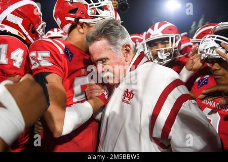 Bruce Rollinson, entraîneur-chef des mater Dei Monarchs, est adopté par les joueurs après un match de football à l'école secondaire le vendredi 18 novembre 2022, à Santa Ana, en Californie. Banque D'Images
