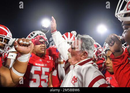 Bruce Rollinson, entraîneur-chef des mater Dei Monarchs, est adopté par les joueurs après un match de football à l'école secondaire le vendredi 18 novembre 2022, à Santa Ana, en Californie. Banque D'Images