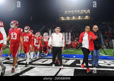 Bruce Rollinson, entraîneur-chef des mater Dei Monarchs, marche sur le terrain après un match de football de l'école secondaire le vendredi 18 novembre 2022, à Santa Ana, en Californie. Le Banque D'Images