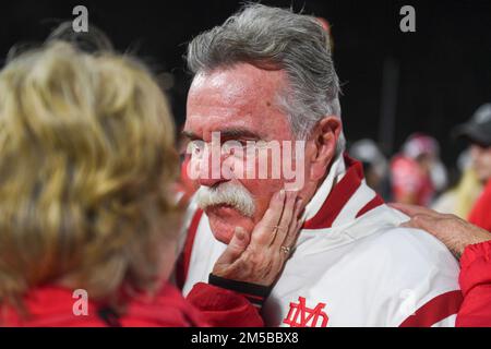 Bruce Rollinson, entraîneur-chef des mater Dei Monarchs, est adopté après un match de football à l'école secondaire le vendredi 18 novembre 2022, à Santa Ana, en Californie. Le Mater D Banque D'Images