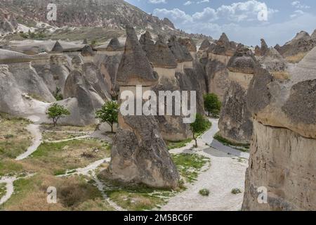 Une belle formation de pierre dans la vallée de Pasabag en Cappadoce, avec un ciel orageux en arrière-plan Banque D'Images