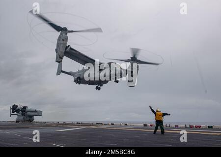 MER DES PHILIPPINES (19 février 2022) un avion MV-22B Osprey Tiltrotor de l'unité expéditionnaire maritime (UMM) de 31st prend le décollage du pont de vol du navire d'assaut amphibie déployé par l'avant USS America (LHA 6). L'Amérique, navire chef de file du America Amphiobie Ready Group, ainsi que le MEU 31st, opère dans la zone de responsabilité de la flotte US 7th afin d'améliorer l'interopérabilité avec les alliés et les partenaires et de servir de force de réponse prête à l'emploi pour défendre la paix et la stabilité dans la région Indo-Pacifique. Banque D'Images