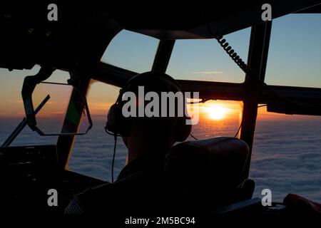 Le 1st Lt Nate Wordal, pilote de l'escadron de reconnaissance météorologique 53rd à la base aérienne de Keesler, au Mor., dirige un Super Hercules WC-130J lors d'une mission hors du champ d'aviation Mather, en Californie, le 19 février 2022. Le WRS de 53rd passe 13 semaines de janvier à mars sur la côte ouest à l'appui du programme de reconnaissance de la rivière atmosphérique de l'Institut des Écritures de l'océanographie pour le temps occidental et les extrêmes de l'eau. Banque D'Images