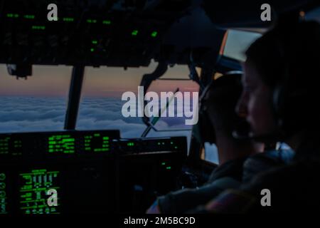 Le 1st Lt Nate Wordal, pilote de l'escadron de reconnaissance météorologique 53rd à la base aérienne de Keesler, au Mor., dirige un Super Hercules WC-130J lors d'une mission hors du champ d'aviation Mather, en Californie, le 19 février 2022. Le WRS de 53rd passe 13 semaines de janvier à mars sur la côte ouest à l'appui du programme de reconnaissance de la rivière atmosphérique de l'Institut des Écritures de l'océanographie pour le temps occidental et les extrêmes de l'eau. Banque D'Images