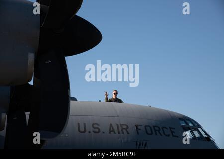 1st Lt Nate Wordal, pilote de l'escadron de reconnaissance météorologique 53rd à la base aérienne de Keesler, au Mather 130J Air Field, au Mather Air Field, en Californie, le 19 février 2022. Le WRS de 53rd passe 13 semaines de janvier à mars sur la côte ouest à l'appui du programme de reconnaissance de la rivière atmosphérique de l'Institut des Écritures de l'océanographie pour le temps occidental et les extrêmes de l'eau. Banque D'Images