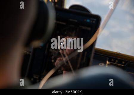 Le 1st Lt Nate Wordal, pilote de l'escadron de reconnaissance météorologique 53rd à la base aérienne de Keesler, au Mor., dirige un Super Hercules WC-130J lors d'une mission hors du champ d'aviation Mather, en Californie, le 19 février 2022. Le WRS de 53rd passe 13 semaines de janvier à mars sur la côte ouest à l'appui du programme de reconnaissance de la rivière atmosphérique de l'Institut des Écritures de l'océanographie pour le temps occidental et les extrêmes de l'eau. Banque D'Images