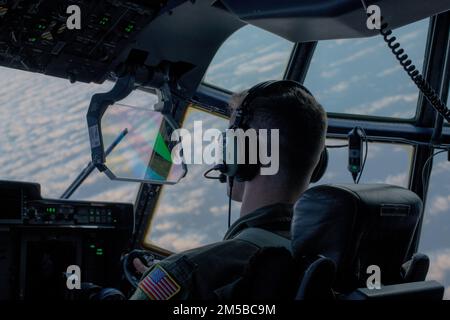 Le 1st Lt Nate Wordal, pilote de l'escadron de reconnaissance météorologique 53rd à la base aérienne de Keesler, au Mor., dirige un Super Hercules WC-130J lors d'une mission hors du champ d'aviation Mather, en Californie, le 19 février 2022. Le SRW de 53rd passe 13 semaines sur la côte ouest à l'appui du programme de reconnaissance de la rivière atmosphérique. Banque D'Images