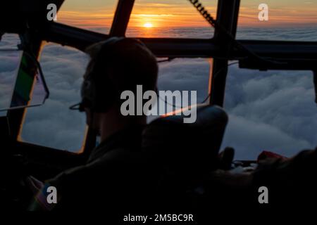 Le 1st Lt Nate Wordal, pilote de l'escadron de reconnaissance météorologique 53rd à la base aérienne de Keesler, au Mor., dirige un Super Hercules WC-130J lors d'une mission hors du champ d'aviation Mather, en Californie, le 19 février 2022. Le WRS de 53rd passe 13 semaines de janvier à mars sur la côte ouest à l'appui du programme de reconnaissance de la rivière atmosphérique de l'Institut des Écritures de l'océanographie pour le temps occidental et les extrêmes de l'eau. Banque D'Images