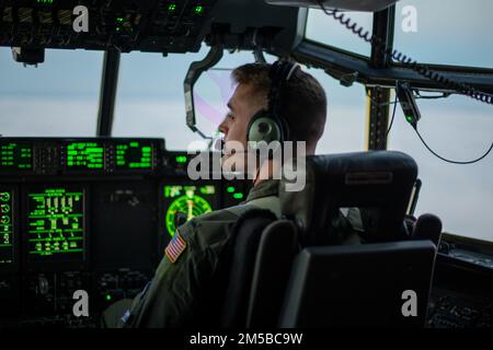 Le 1st Lt Nate Wordal, pilote de l'escadron de reconnaissance météorologique 53rd à la base aérienne de Keesler, au Mor., dirige un Super Hercules WC-130J lors d'une mission hors du champ d'aviation Mather, en Californie, le 19 février 2022. Le SRW de 53rd passe 13 semaines sur la côte ouest à l'appui du programme de reconnaissance de la rivière atmosphérique. Banque D'Images