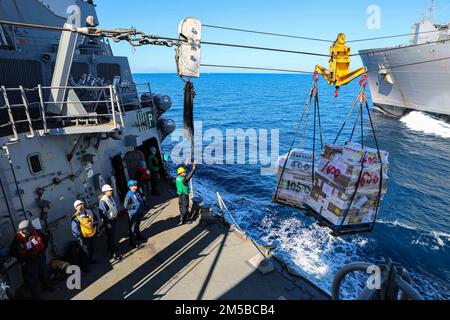 220219-N-ED646-0087- MER MÉDITERRANÉE (le 19 février 2022) des marins à bord du destroyer à missiles guidés de la classe Arleigh Burke USS (DDG 107) reçoivent gravement des palettes d'approvisionnement du navire de cargaison sèche et de munitions USNS Robert E. Peary (T-AKE-5) lors d'un réapprovisionnement en mer, le 19 février 2022. Le déploiement est grave avec le groupe de grève Harry S. Truman Carrier, dans le cadre d'un déploiement prévu aux États-Unis Sixième zone d'opérations de la flotte à l'appui des opérations navales visant à maintenir la stabilité et la sécurité maritimes, et à défendre les intérêts des États-Unis, des alliés et des partenaires en Europe et en Afrique. Banque D'Images
