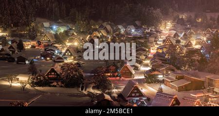 Vue panoramique sur les fermes enneigées de Shirakawa-Go la nuit Banque D'Images