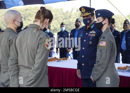 ÉTATS-UNIS Le lieutenant-colonel Kira Coffey, à droite, commandant de l'escadron de transport aérien expéditionnaire du 36th septembre, présente le vice-maréchal de l'air de la Force aérienne du Bangladesh Hasan Mahmood Khan, à l'équipage de l'EAS 36th lors de la cérémonie d'ouverture de l'exercice COPE South 2022 le 19 février 2022, à la base de la BAF Bangabandhu, au Bangladesh. L'exercice COPE Sud est un exercice de transport aérien tactique bilatéral parrainé par les Forces aériennes du Pacifique. Au cours de l'exercice, États-Unis Les participants de la Force aérienne et de la BAF échangent des pratiques exemplaires et évaluent leur compétence pour accroître leur capacité de travailler ensemble si nécessaire dans une situation réelle. Banque D'Images