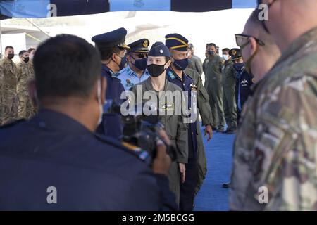 ÉTATS-UNIS Le lieutenant-colonel Kira Coffey, au centre, commandant de l'escadron de transport aérien expéditionnaire du 36th septembre, présente le vice-maréchal de l'Air du Bangladesh Hasan Mahmood Khan, et la direction du BAF aux aviateurs de l'EAS 36th lors de la cérémonie d'ouverture de l'exercice COPE Sud 2022 le 19 février 2022, à la base BAF Bangabandhu, au Bangladesh. L'exercice COPE Sud est un exercice de transport aérien tactique bilatéral parrainé par les Forces aériennes du Pacifique. Au cours de l'exercice, États-Unis Les participants de la Force aérienne et de la BAF échangent des pratiques exemplaires et évaluent leur compétence pour accroître leur capacité de travailler ensemble si nécessaire dans une situation réelle. Banque D'Images