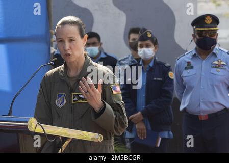 ÉTATS-UNIS Le lieutenant-colonel Kira Coffey, commandant de l'escadron de transport aérien expéditionnaire du 36th septembre, traite de l'importance du partenariat entre les États-Unis La Force aérienne et la Force aérienne du Bangladesh (BAF) aux participants à l’exercice COPE Sud 2022 lors de la cérémonie d’ouverture de l’exercice le 19 février 2022, à la base BAF Bangabandhu (Bangladesh). L'exercice COPE Sud est un exercice de transport aérien tactique bilatéral parrainé par les Forces aériennes du Pacifique. Au cours de l'exercice, États-Unis La Force aérienne et la BAF échangent les meilleures pratiques et évaluent leur compétence pour accroître leur capacité de travailler ensemble si nécessaire dans une situation réelle. Banque D'Images