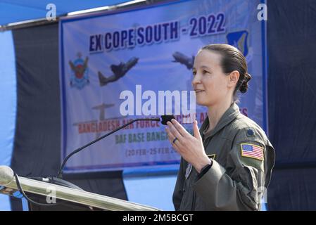 ÉTATS-UNIS Le lieutenant-colonel Kira Coffey, commandant de l'escadron de transport aérien expéditionnaire du 36th septembre, traite de l'importance du partenariat entre les États-Unis La Force aérienne et la Force aérienne du Bangladesh (BAF) aux participants à l’exercice COPE Sud 2022 lors de la cérémonie d’ouverture de l’exercice le 19 février 2022, à la base BAF Bangabandhu (Bangladesh). L'exercice COPE Sud est un exercice de transport aérien tactique bilatéral parrainé par les Forces aériennes du Pacifique. Au cours de l'exercice, États-Unis Les participants de la Force aérienne et de la BAF échangent les meilleures pratiques et évaluent leur compétence pour accroître leur capacité de travailler ensemble si nécessaire dans un contexte réel Banque D'Images