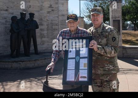 Dallas Texas -- le Texas National Guardsman de la 36th Brigade de soutien font leur part pour accorder le souhait de 101 ans vétéran de la Seconde Guerre mondiale, Jim Niederer, avec un tour dans un camion militaire, samedi 19 février 2022. M. Niederer est un soldat de la Seconde Guerre mondiale bien décoré de la division d'infanterie de 36th; survivant des invasions de plage, des bombardements allemands et des camps de concentration libérateurs. Il a fait des provisions sur les lignes de front en camions six par six et il souhaitait voyager une fois de plus dans un camion militaire. Banque D'Images