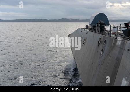 220219-N-FA490-1069 détroit de SAN BERNARDINO (19 février 2022) – le navire de combat littoral variant selon l'indépendance USS Jackson (LCS 6) transite par le détroit de San Bernardino. Attaché au destroyer Squadron (DESRON) 7, Jackson est en cours de déploiement par rotation dans la zone d'opérations de la flotte américaine 7th afin de soutenir la sécurité et la stabilité dans la région, Et de travailler aux côtés des marines alliées et partenaires pour assurer la sécurité et la stabilité maritimes, les piliers essentiels d'une Indo-Pacifique libre et ouverte. Banque D'Images