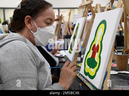 Retraité des États-Unis Tech. De la Force aérienne Le Sgt Angela Greer participe à un événement de peinture et de raquette au Centre des arts et de l'artisanat de Keesler, à la base aérienne de Keesler, Mississippi, le 18 février 2022. Les Comités du patrimoine afro-américain et du mois de l'histoire des Noirs ont accueilli l'événement à l'occasion du mois de l'histoire des Noirs, qui est célébré tout au long du mois de février. Banque D'Images