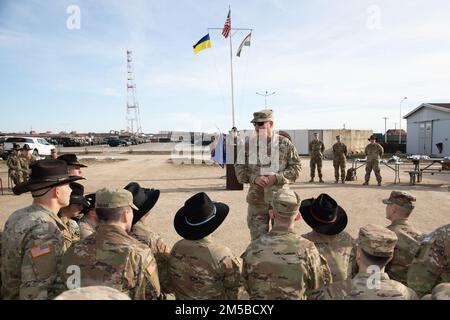 ÉTATS-UNIS Le colonel de l'armée Joseph Hopkins, commandant du Commandement régional est de la Force du Kosovo, s'adresse aux soldats des bataillons de manœuvre et d'effets, Force du Kosovo 29, au cours de leur cérémonie de fin de tournée, Camp Novo Selo, Kosovo, 19 février 2022. Banque D'Images